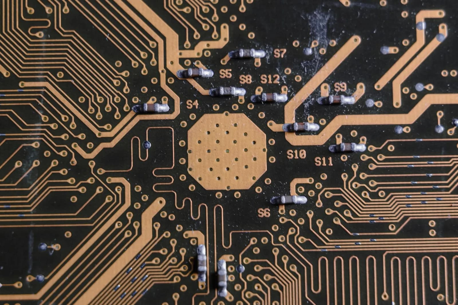 France's Lightspring raises over €3.5M to industrialise photonic chip packaging