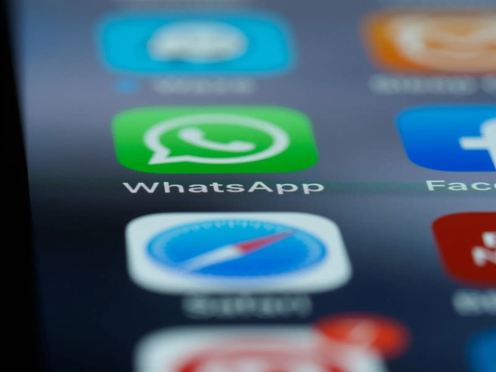WhatsApp Rolls Out Group Status and Message-Sharing Updates