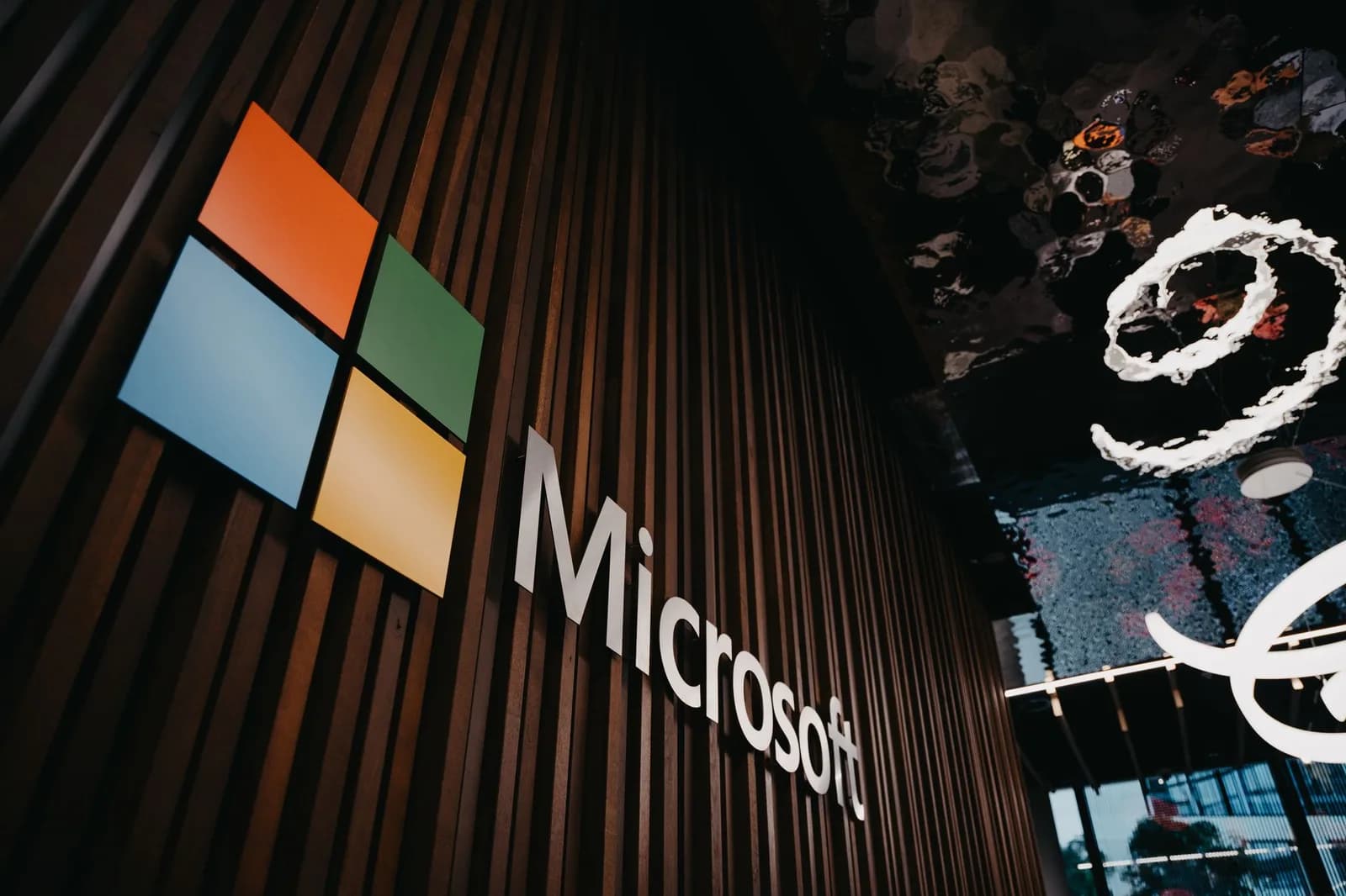 Bing Wallpaper App Now Redirects Desktop Clicks to Bing, Report Says